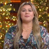 Kelly Clarkson Reportedly Dealing with A Potential Stalker